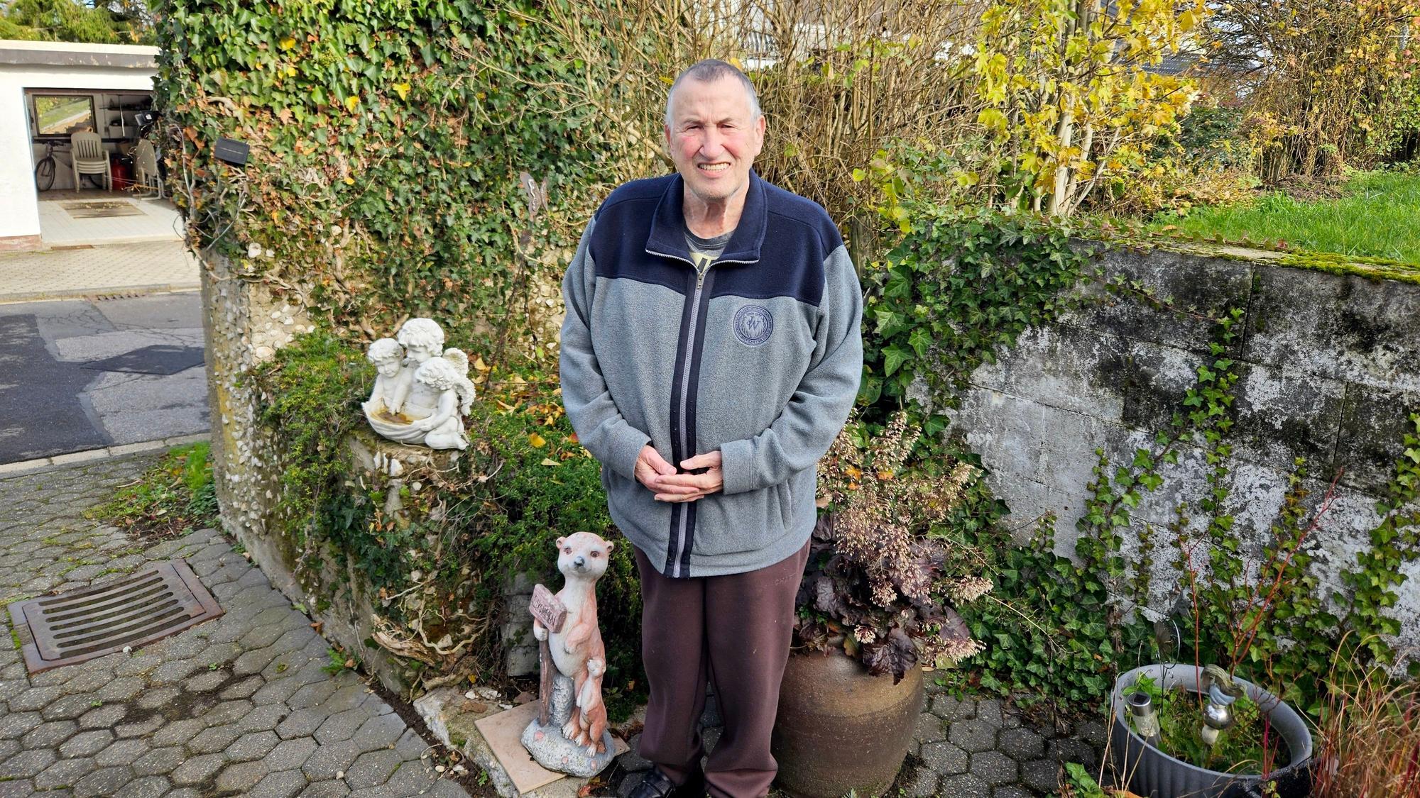 Werner Kaspar steht in seinem Garten.