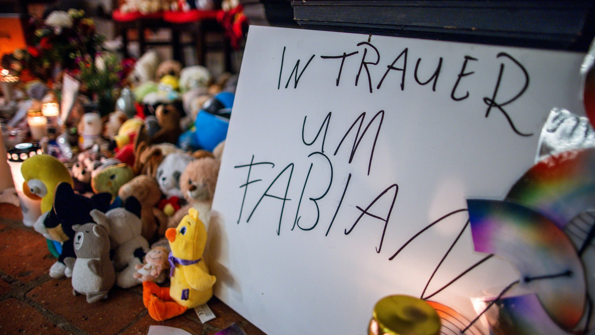 Trauerbekundungen, Kerzen und Stofftiere standen vor dem Trauergottesdienst am 14.10.2025 zum Abschied des achtjährigen Fabian am Eingang zur Marienkirche.