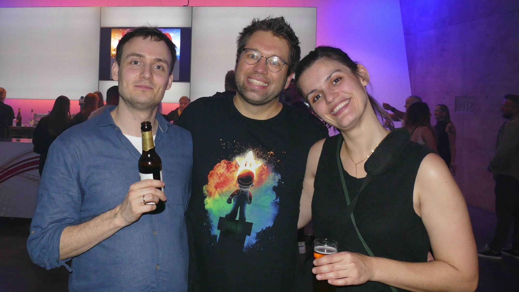 Unser Autor (Mitte) mit seinen Freunden Fritz und Clara auf der Ü30-Party in der Troisdorfer Stadthalle.