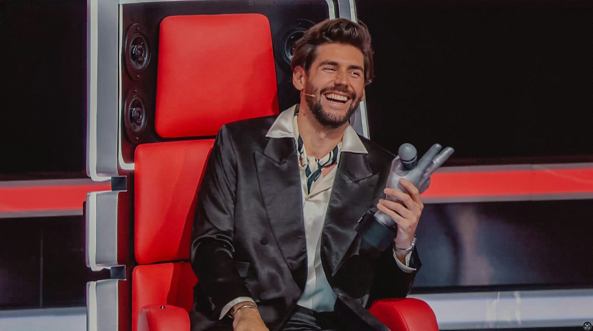 Star-Gast Alvaro Soler ist „Battle of the Night“-Juror. Für ihn gibt es einen ganz klaren Sieger: „Freedom“ mit Bernarda und Clifford. (Bild: Joyn)