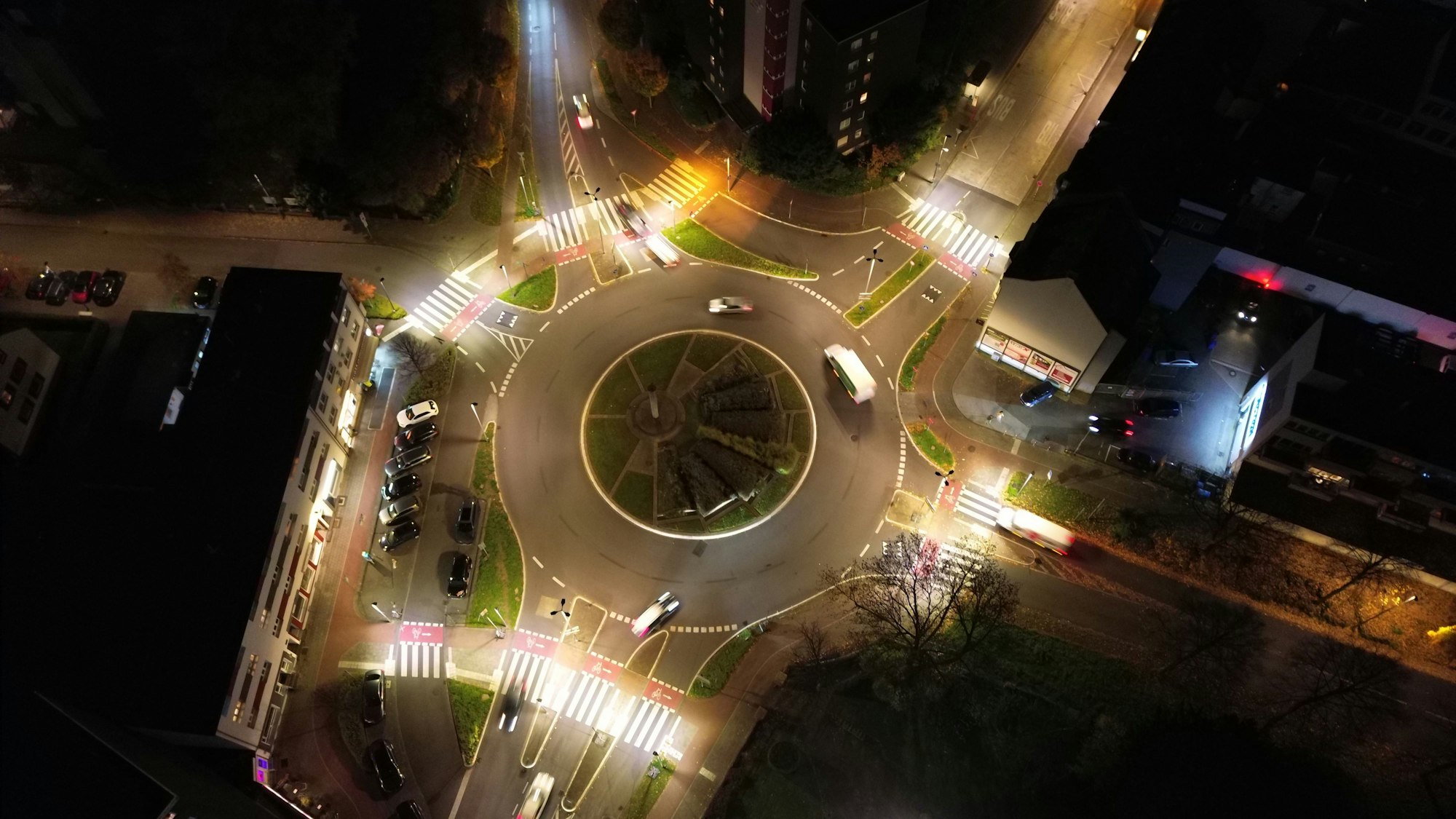 Neue Straßenbeleuchtung an den Zebrastreifen am Kreisverkehr Berliner Platz in Opladen