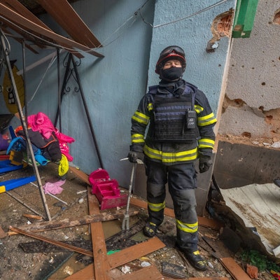 Ein Feuerwehrmann begutachtet die Schäden, nachdem russische Drohnen bei einem Luftangriff in Charkiw einen städtischen Kindergarten getroffen haben.