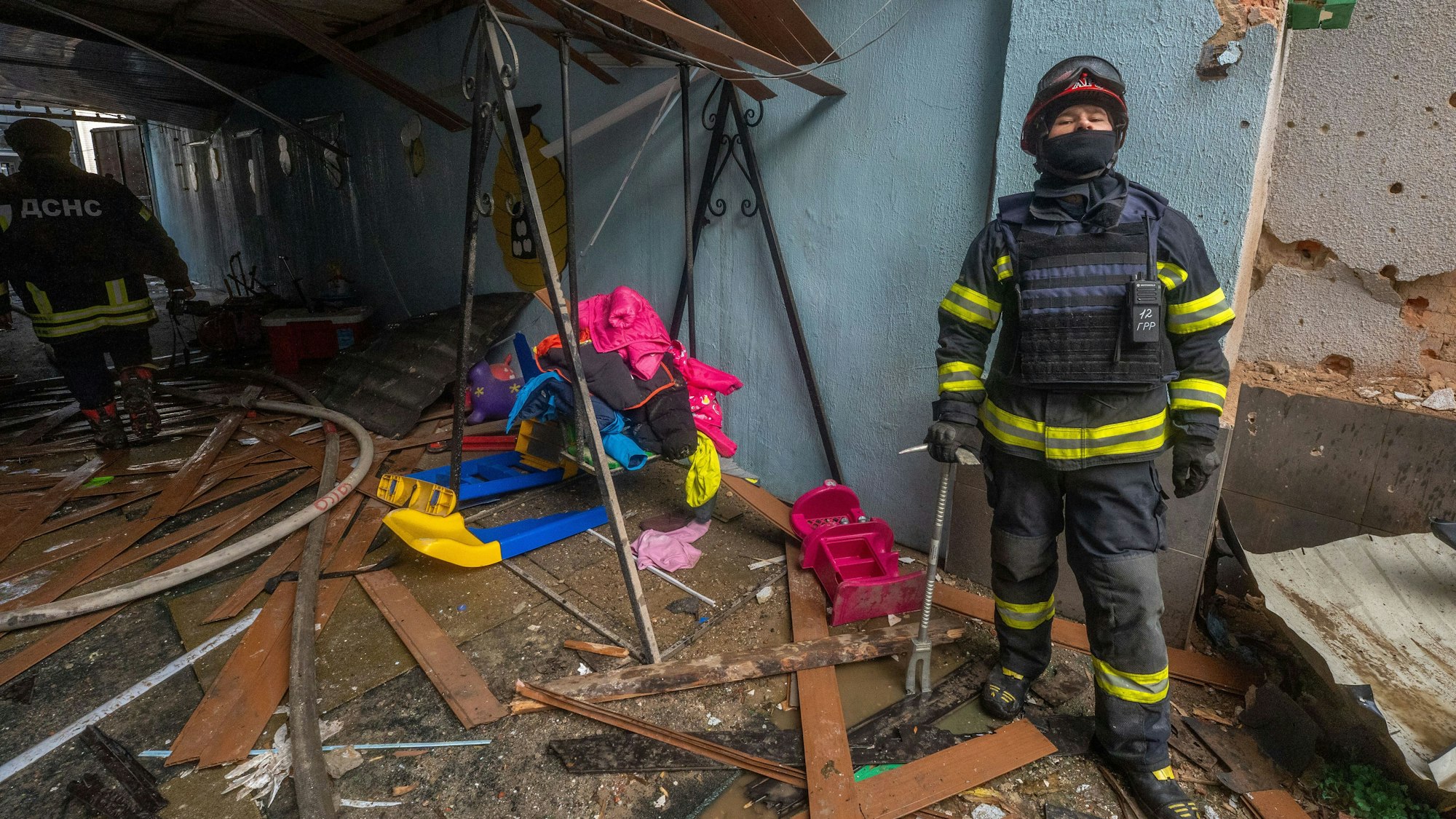 Ein Feuerwehrmann begutachtet die Schäden, nachdem russische Drohnen bei einem Luftangriff in Charkiw einen städtischen Kindergarten getroffen haben.