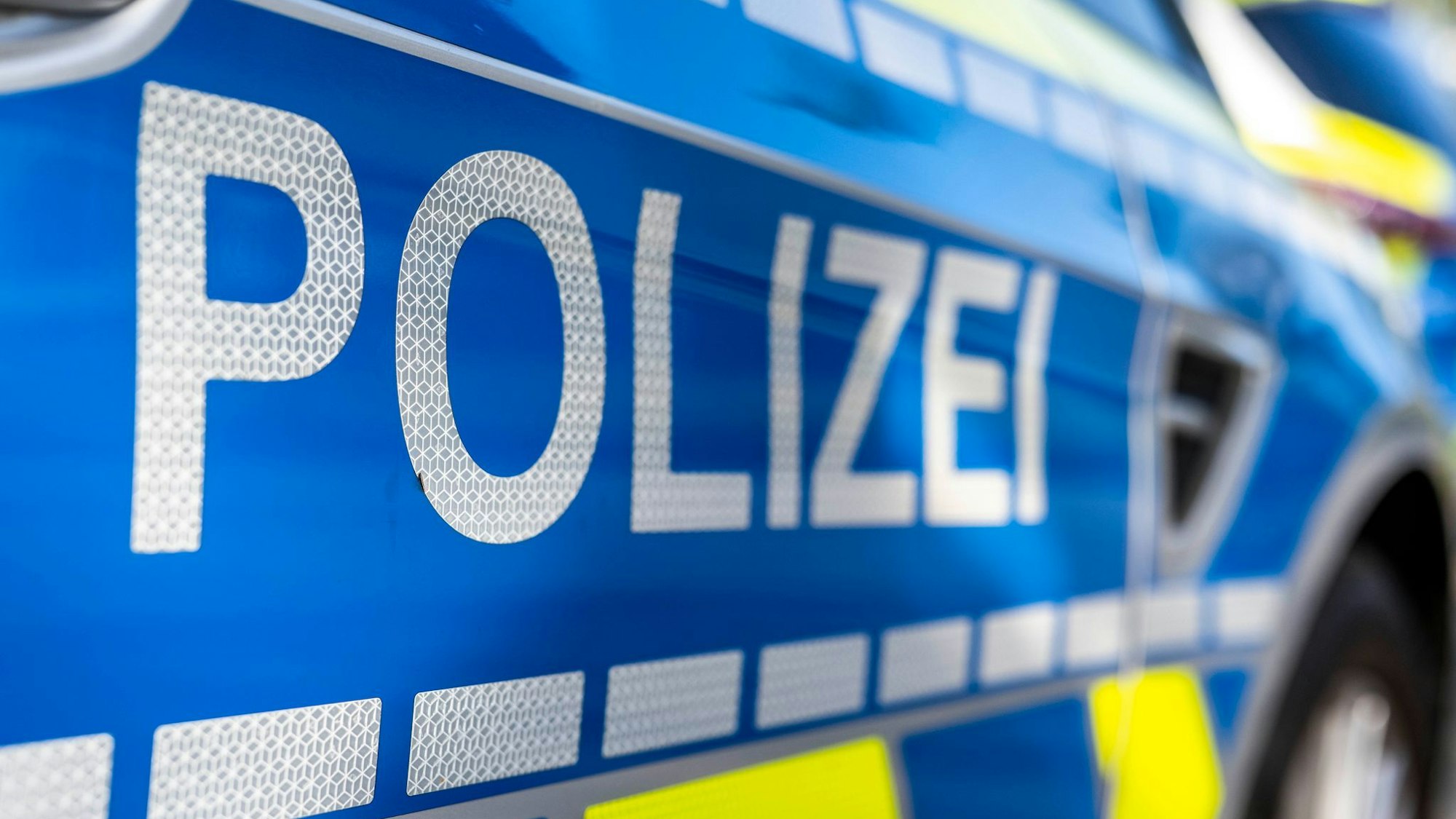 Ein Polizeiwagen von der Seite