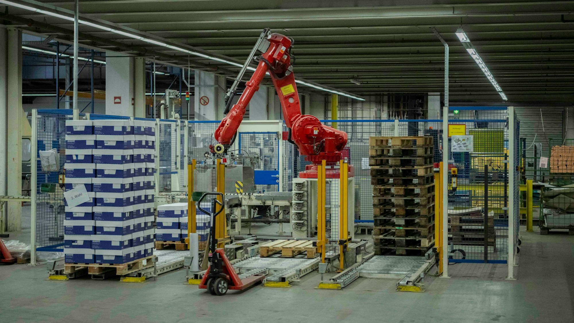 Das Bild zeigt einen roten Roboter.