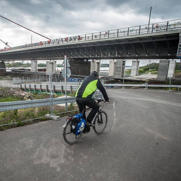 Radfahrende zwischen Wiesdorf und Rheindorf müssen weiter mit Umleitungen leben.