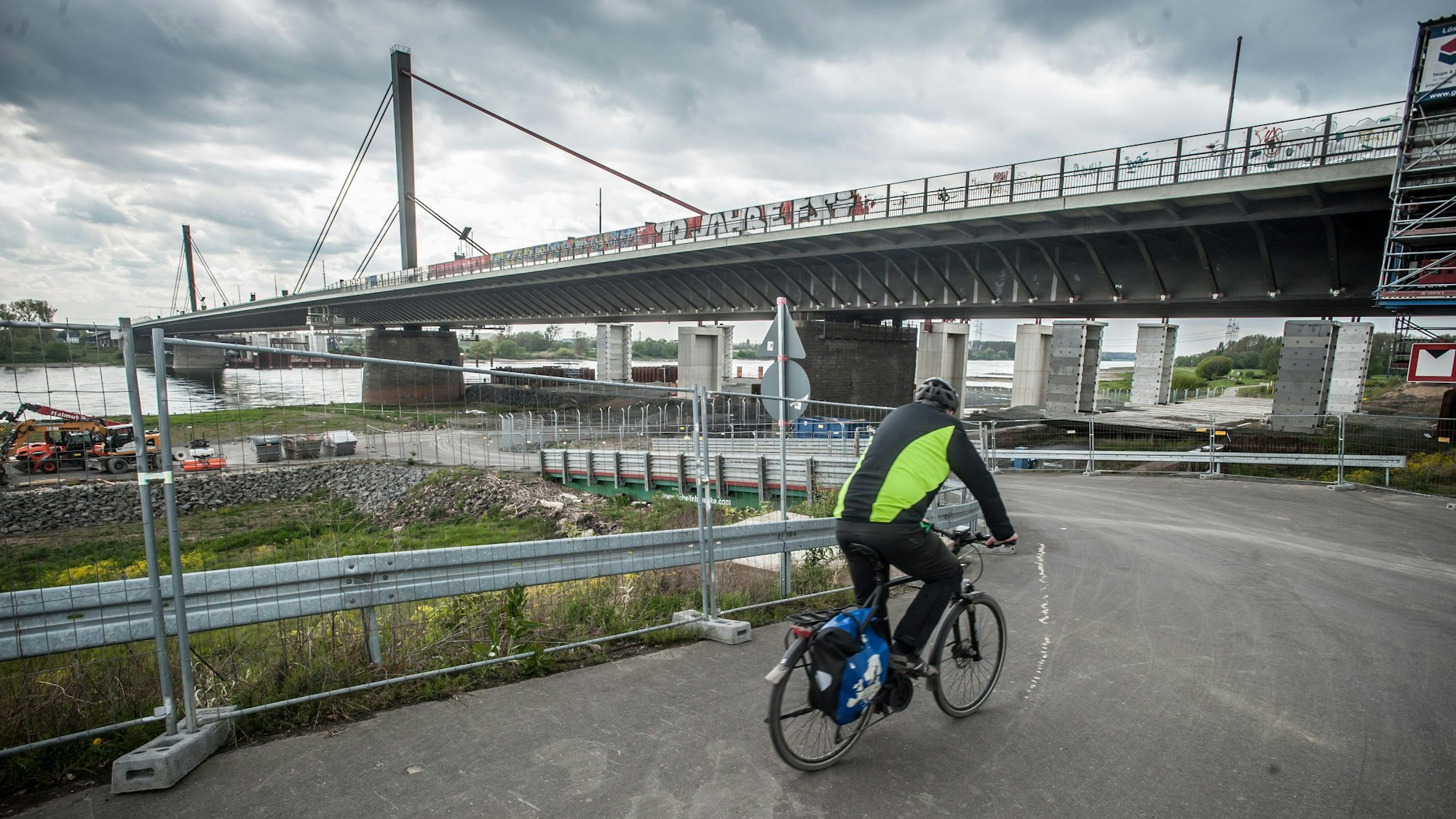 Radfahrende zwischen Wiesdorf und Rheindorf müssen weiter mit Umleitungen leben.