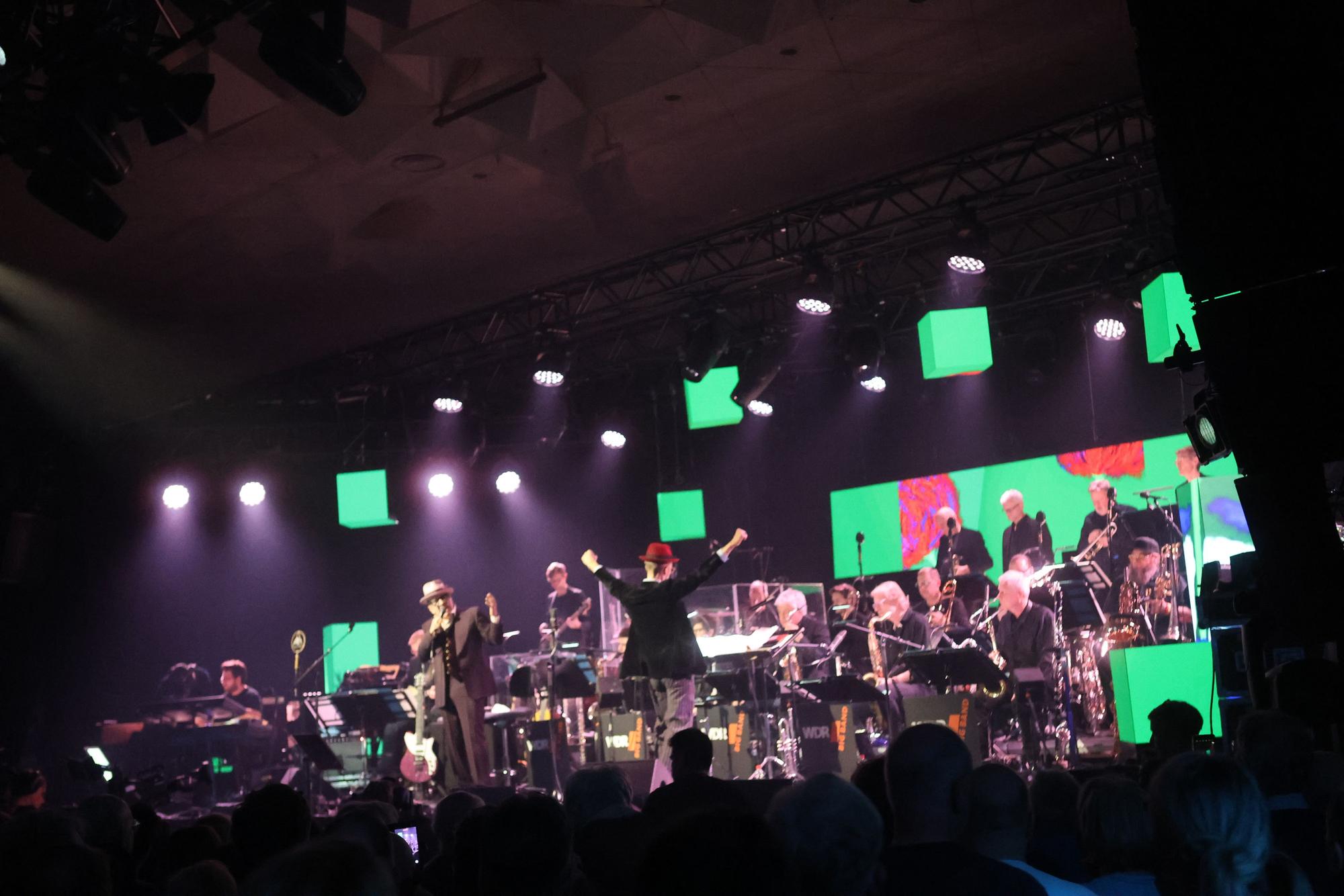 Michael Leonhart dirigierte die Band.