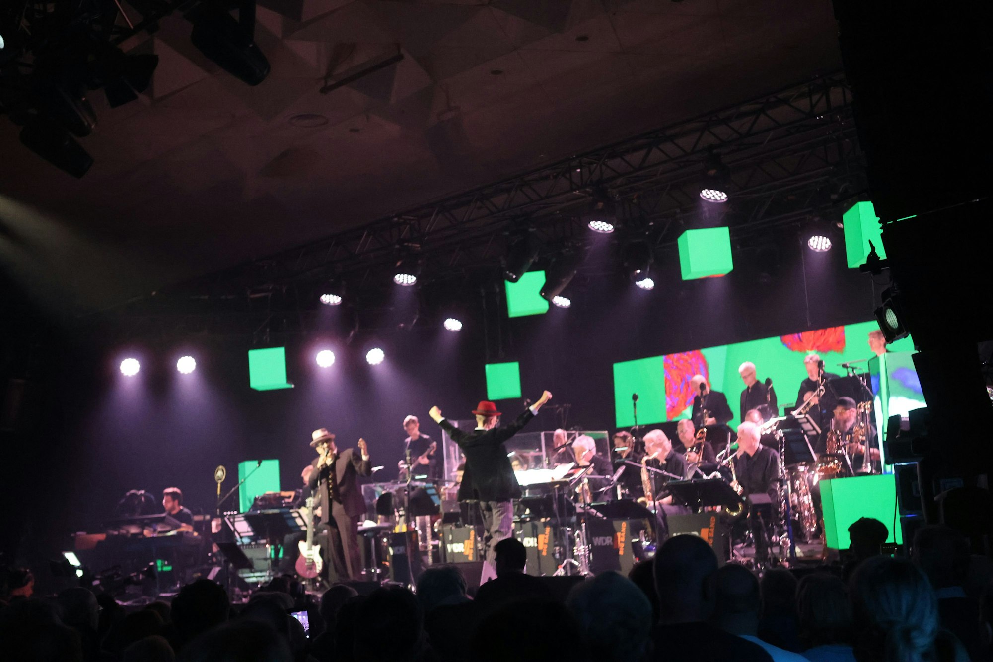 Michael Leonhart dirigierte die Band.