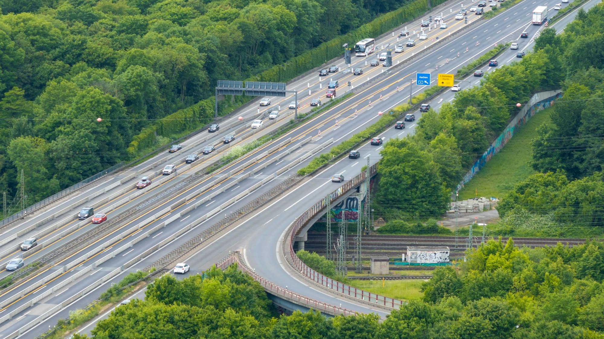 29.05.2025, Köln: Blick auf die Anschlußstelle Eifeltor an der A4. Die Autobahn GmbH verändert die Verkehrsführung im Bereich der Brücke Eifeltor. Nachdem es dort in den letzten Wochen zu mehreren LKW-Unfällen gekommen ist, werden die Fahrspuren umgebaut. Luftbild mit Drohne. Foto: Uwe Weiser