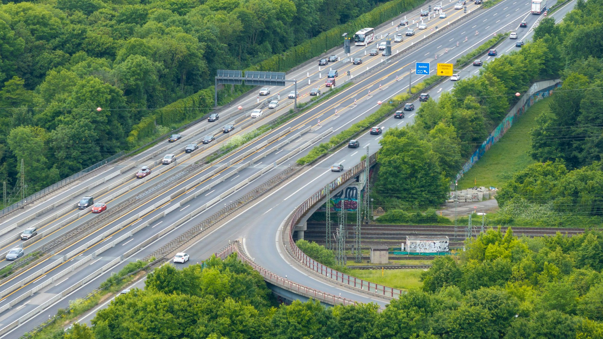 29.05.2025, Köln: Blick auf die Anschlußstelle Eifeltor an der A4. Die Autobahn GmbH verändert die Verkehrsführung im Bereich der Brücke Eifeltor. Nachdem es dort in den letzten Wochen zu mehreren LKW-Unfällen gekommen ist, werden die Fahrspuren umgebaut. Luftbild mit Drohne. Foto: Uwe Weiser