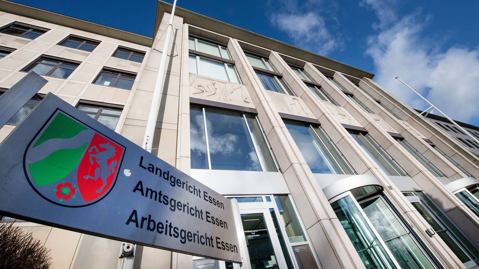 Blick auf das Gebäude, in dem sich in Essen Landgericht, Amtsgericht und Arbeitsgericht befinden.