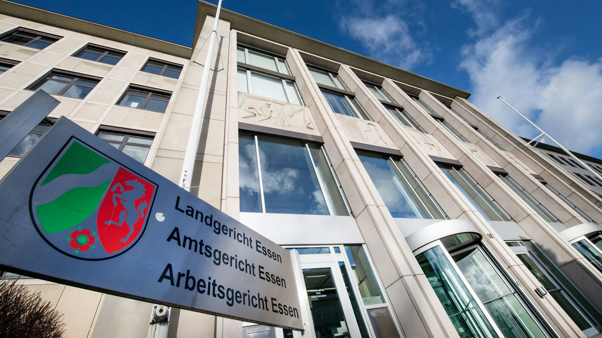 Blick auf das Gebäude, in dem sich in Essen Landgericht, Amtsgericht und Arbeitsgericht befinden.