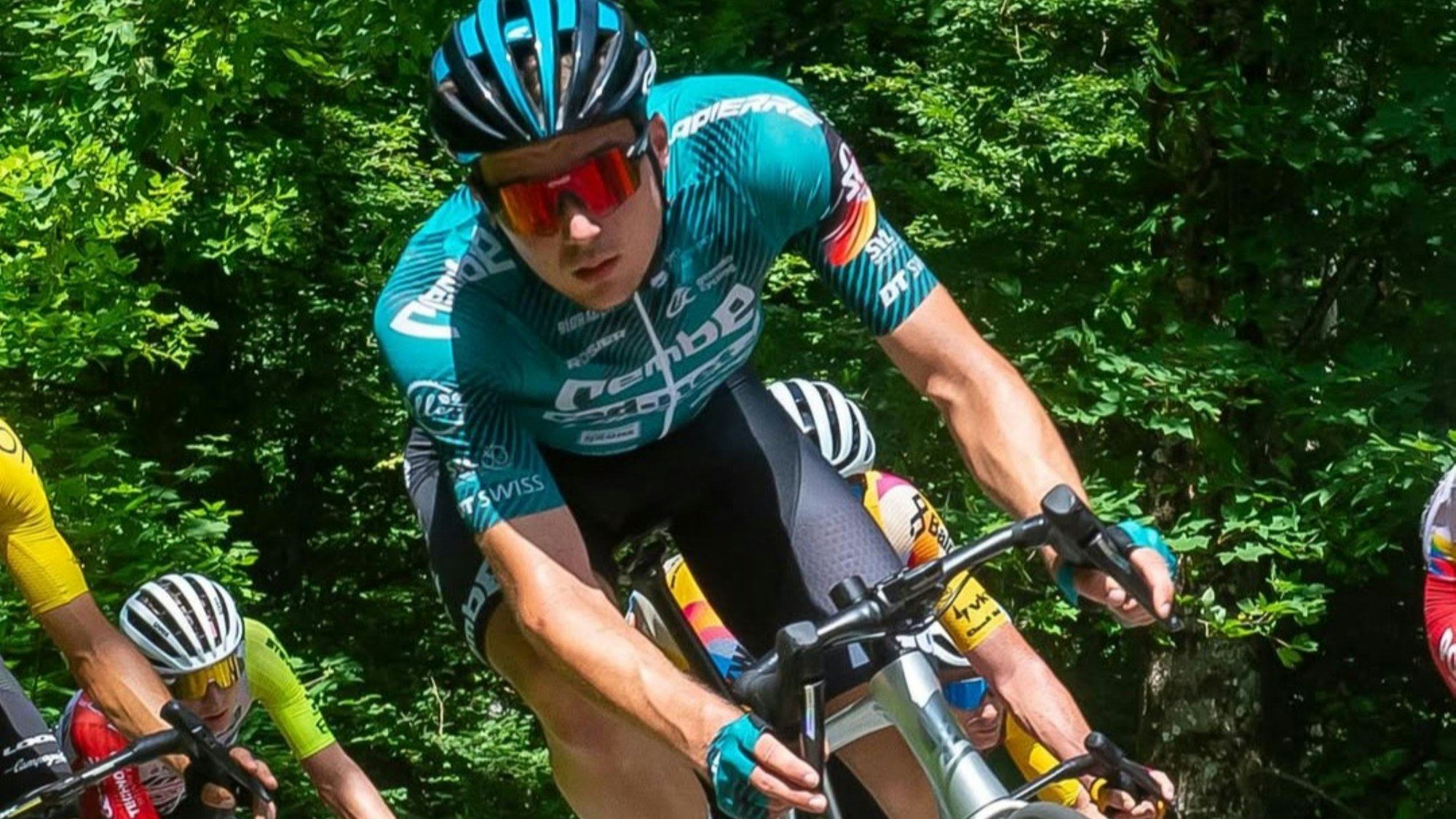 Zu sehen ist ein Rennradfahrer auf seinem Fahrrad.