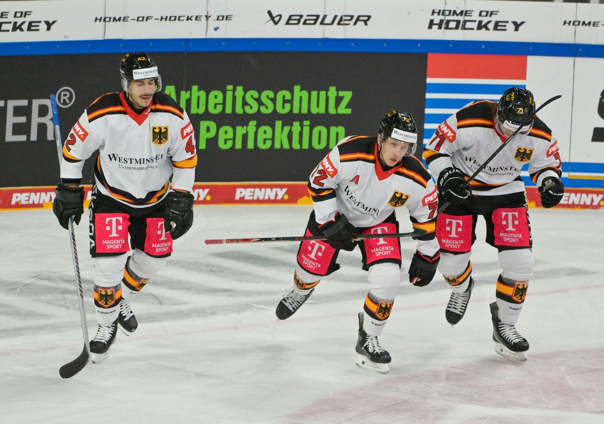 Nach seinem Tor gegen Lettland verletzte sich Dominik Kahun (M.) und kann beim Deutschland Cup nicht mehr spielen.