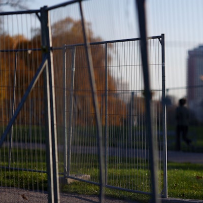 07.11.2025, Köln: Absperrungen vor der Karneval Sessionseröffnung am 11.11. am Aachener Weiher. Foto: Thilo Schmülgen