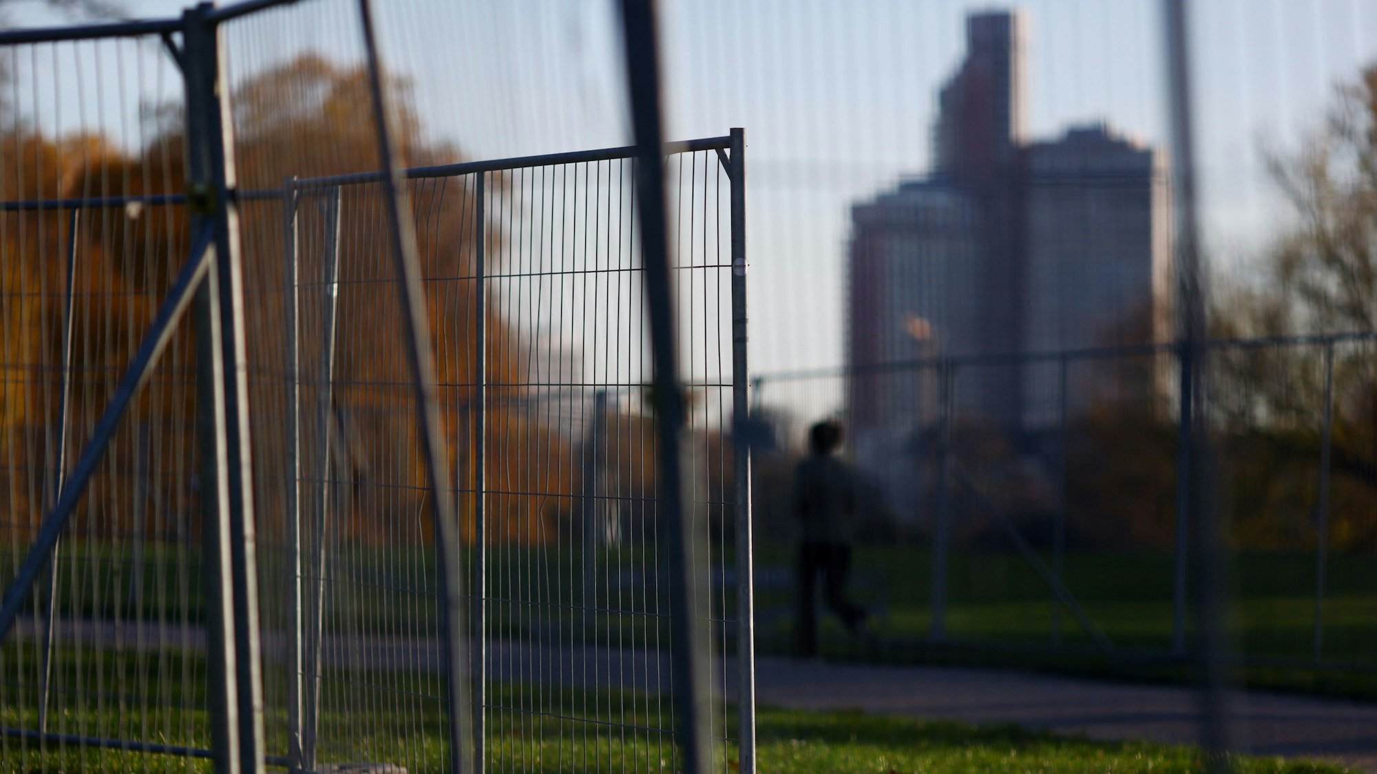07.11.2025, Köln: Absperrungen vor der Karneval Sessionseröffnung am 11.11. am Aachener Weiher. Foto: Thilo Schmülgen
