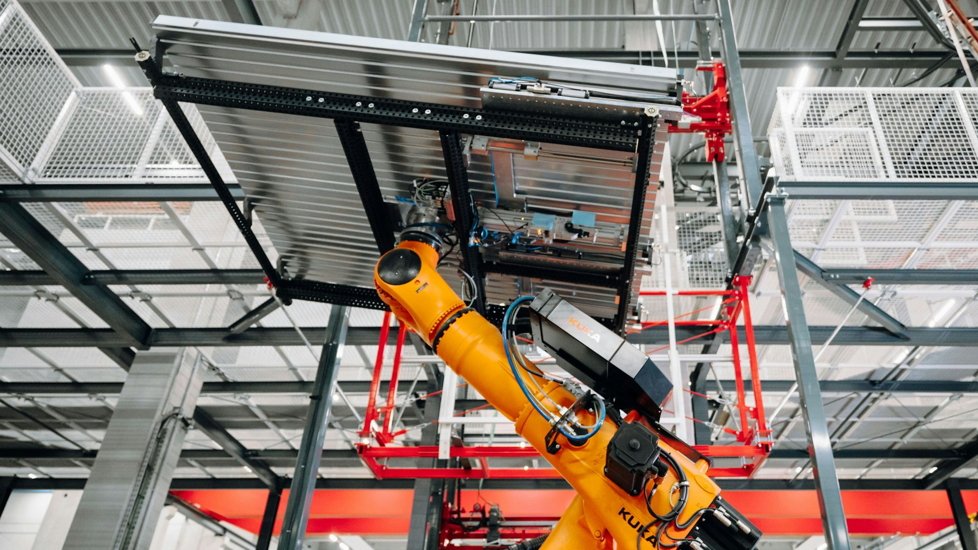 Roboter wuchten in der Produktionsstätte von Pro-Contain fertige Elemente auf Lagerflächen in der oberen Etage der neuen Halle. Bald sollen in Morsbach-Lichtenberg 150 Menschen ihren Arbeitsplatz haben.