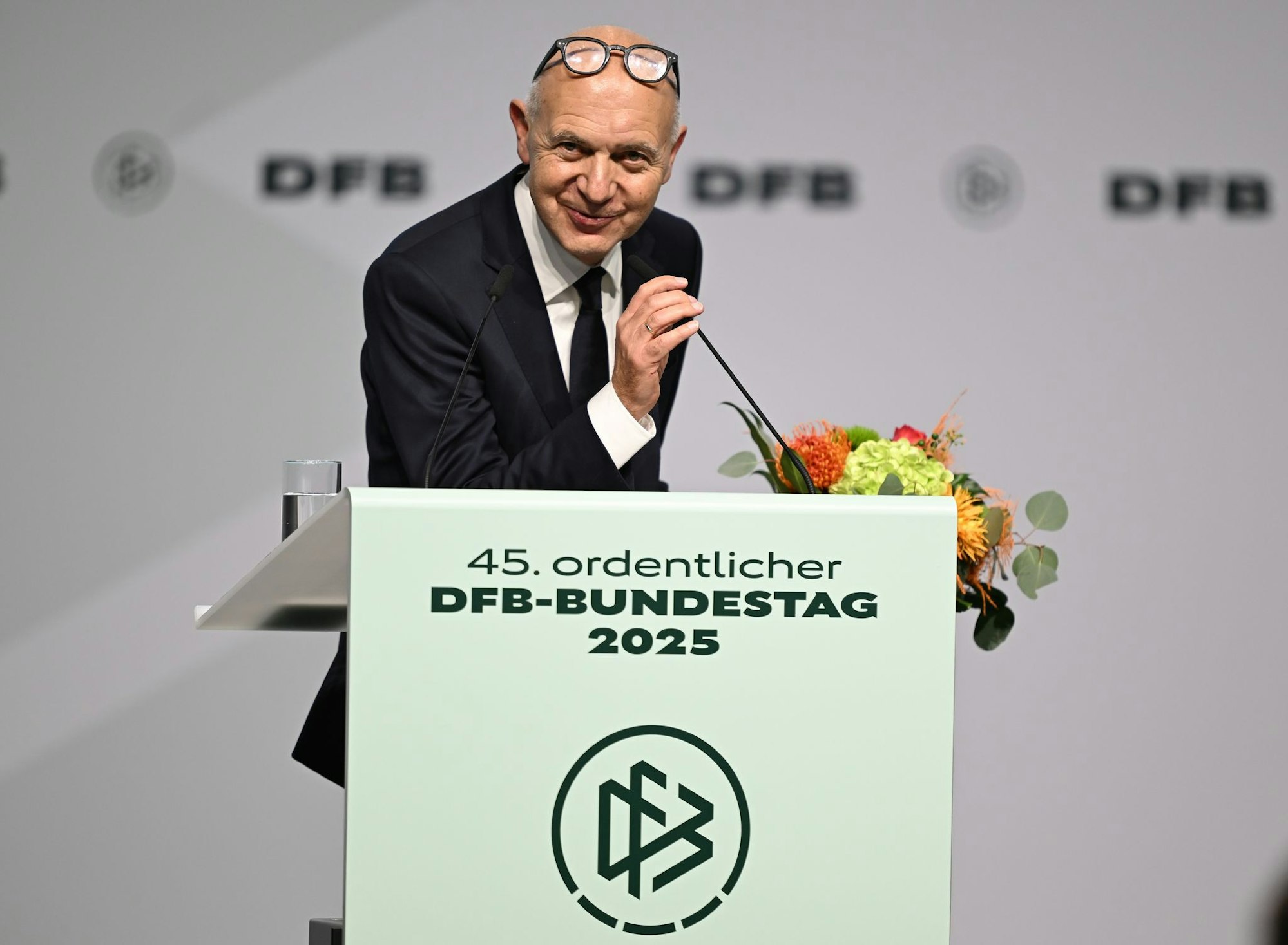 Bernd Neuendorf ist auf dem DFB-Bundestag für weitere vier Jahre im Amt des Präsidenten bestätigt worden.