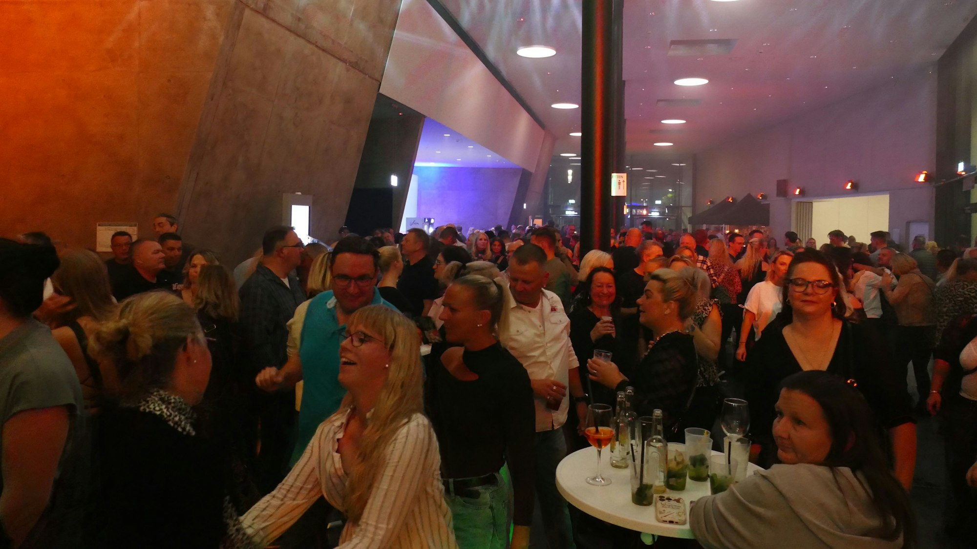 Gute Stimmung herrscht bei der Ü30-Party in der Stadthalle Troisdorf.