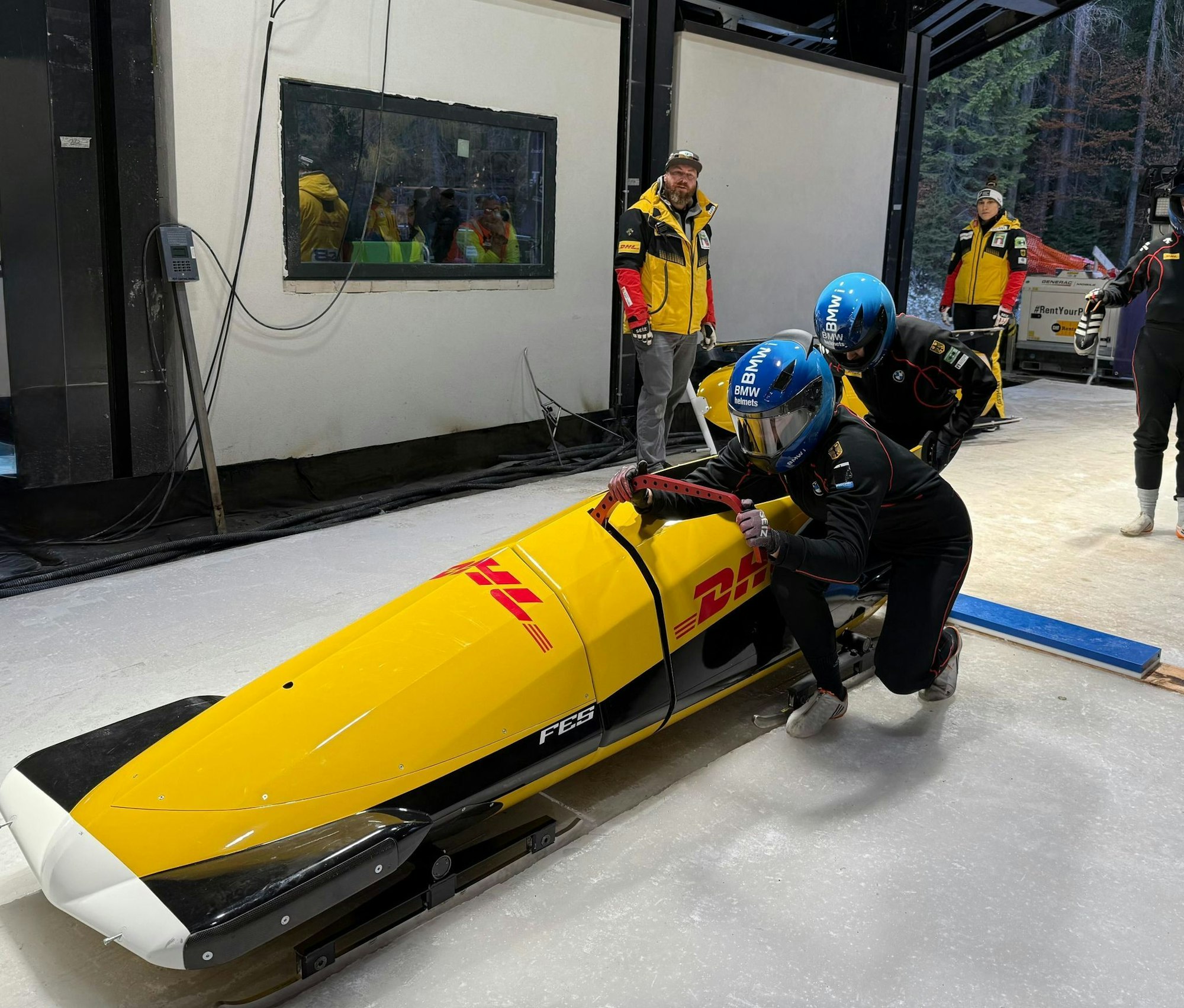Peking-Olympiasiegerin Laura Nolte (vorne) startet ihren Zweierbob mit Anschieberin Deborah Levi (hinten) auf der neuen Olympia-Bahn.
