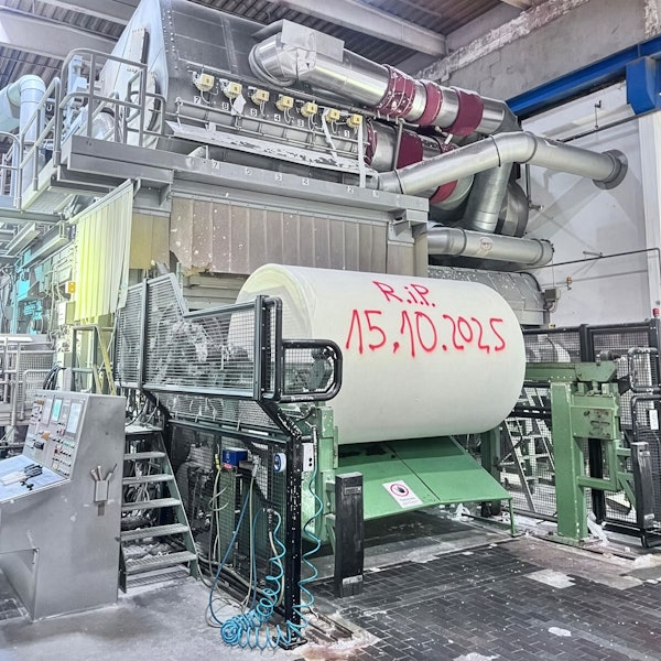 Das Bild zeigt die Papierfabrik von Fasana. Auf die letzte Rolle haben Mitarbeitende „RiP“ geschrieben.