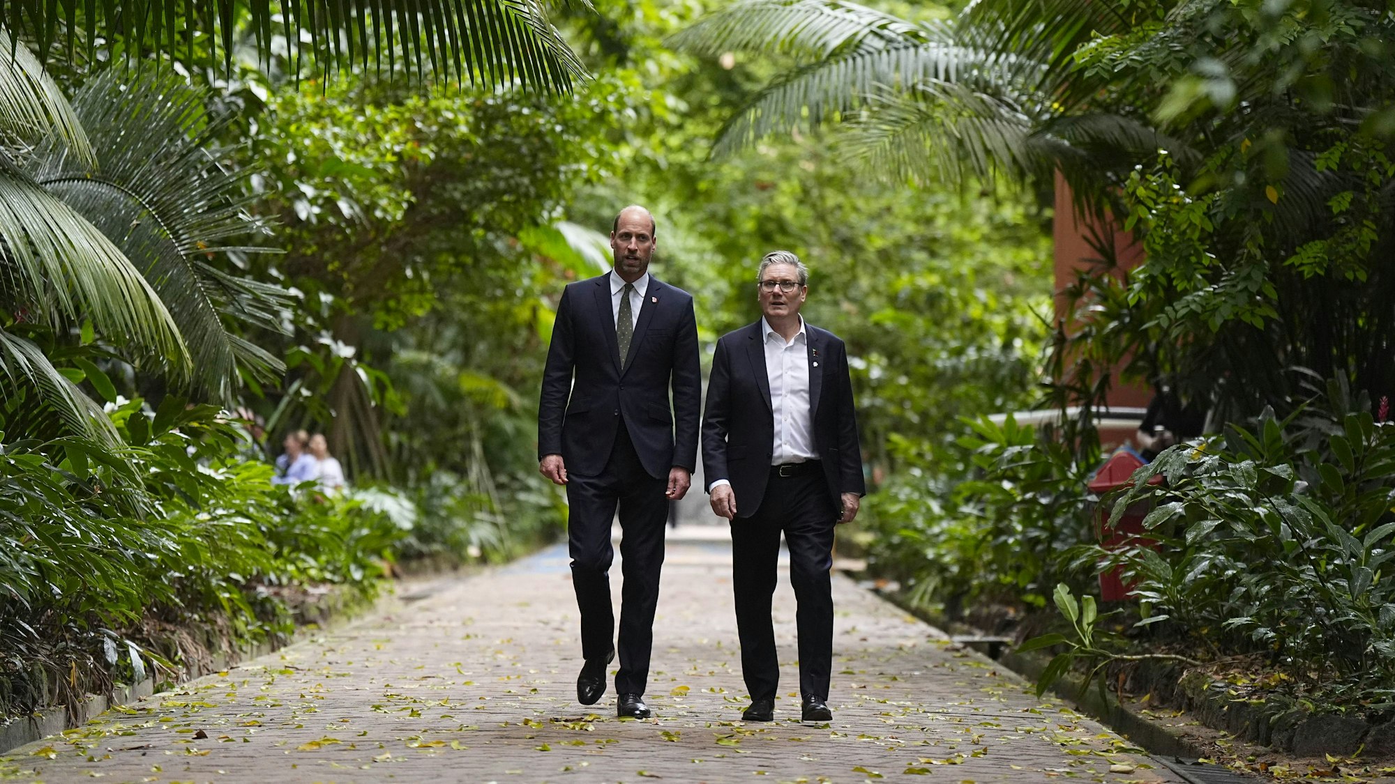 Der britische Premierminister Keir Starmer (r) und Prinz William bei einem Besuch des Emilio-Goeldi-Museums, im Rahmen des Cop30-Gipfels.