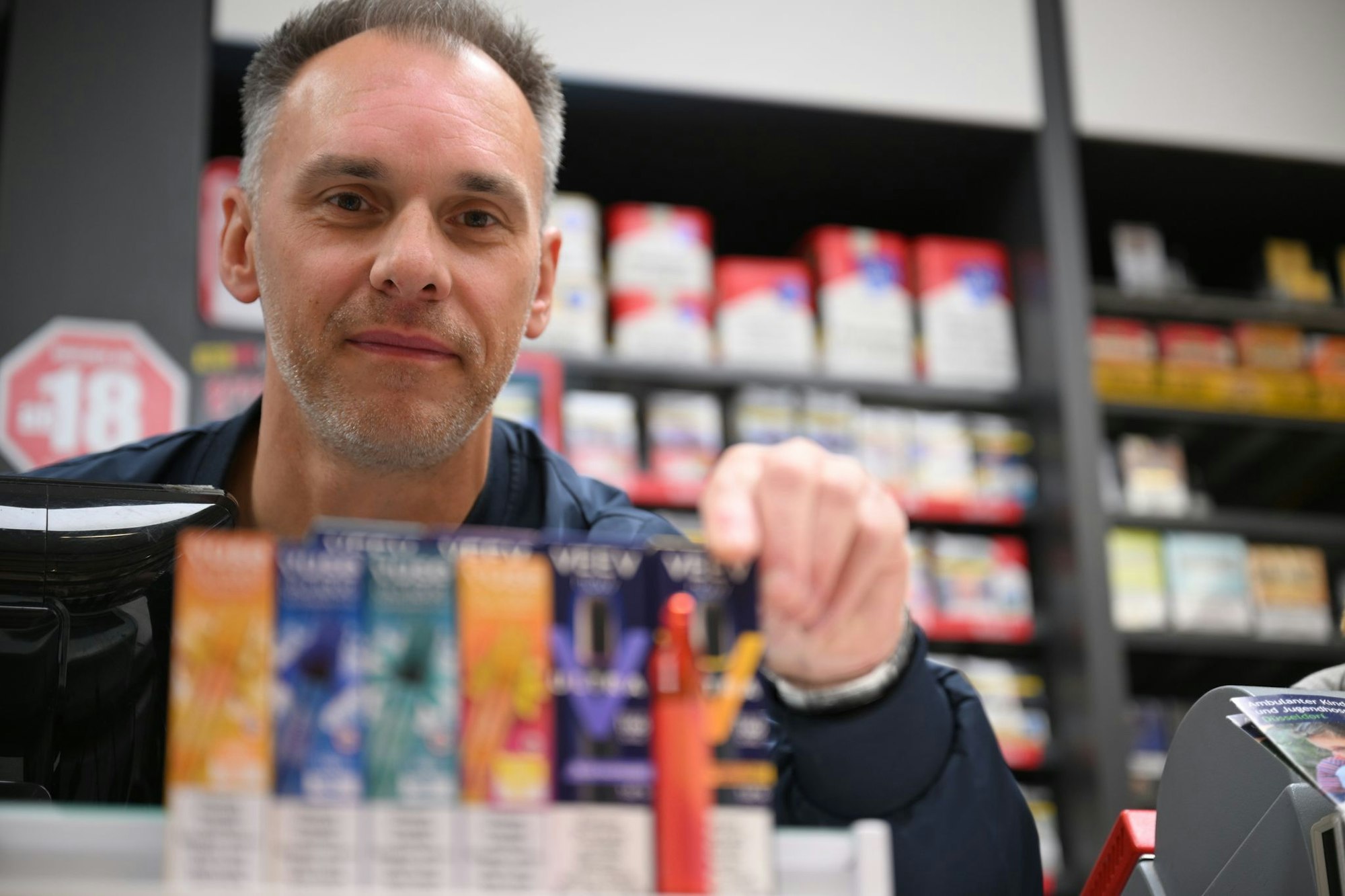Er verkauft sowohl klassische Zigaretten als auch E-Zigaretten: der Düsseldorfer Tabakwaren-Geschäftsinhaber Sebastian Jähn.