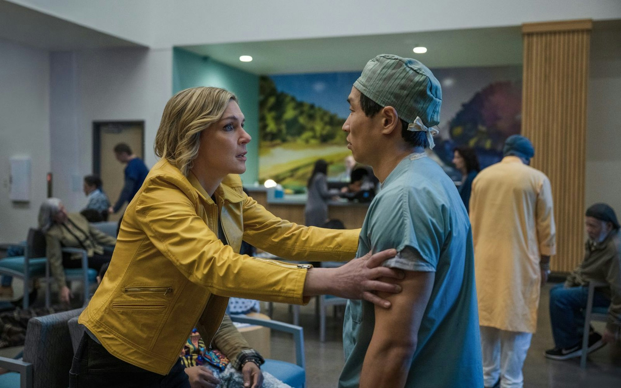 Was ist hier los? Carol (Rhea Seehorn) versucht, einen Klinikarzt wachzurütteln. Sie erlebt in Folge eins eine Art dystopisches Weltereignis. Von der Pilotfolge sollte man sich jedoch nicht auf die falsche Fährte locken lassen. Die Serie entwickelt sich danach noch in (mehrere) ungeahnte Richtungen. (Bild: Apple TV)