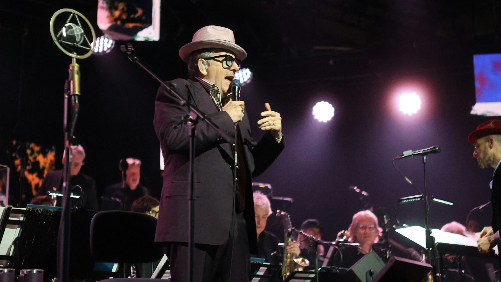 Elvis Costello spielte bei den Jazztagen erstmals mit der WDR Big Band.