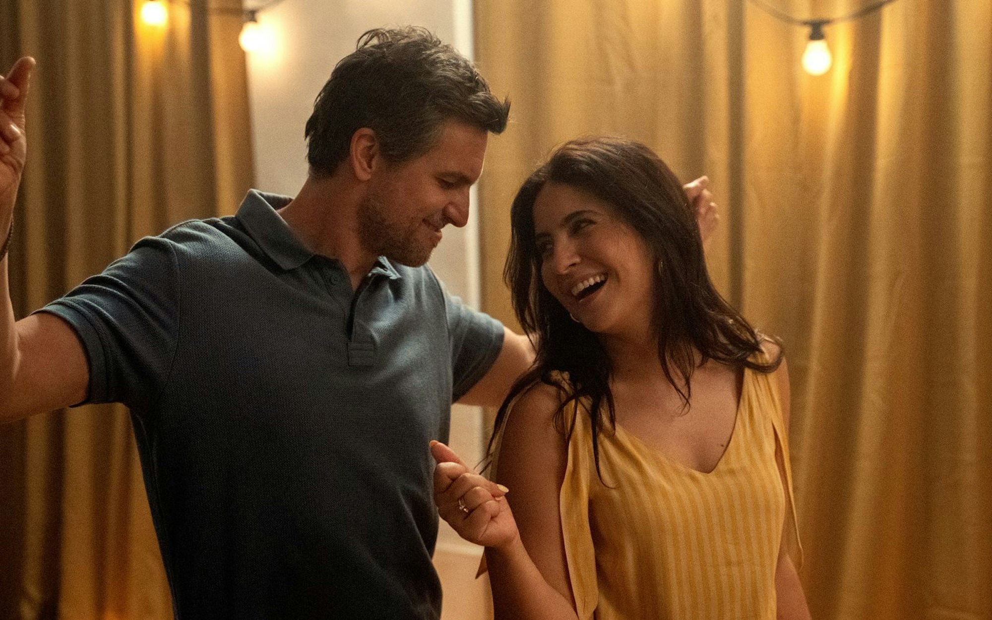 Chryssanthi Kavazi als Lisa und Tom Beck als Frank in „The other gAIrl“. Als sich Frank eine KI-Freundin zulegt, bringt das die analoge Beziehung des Paares durcheinander. (Bild: ZDF/Paul Tchurz)