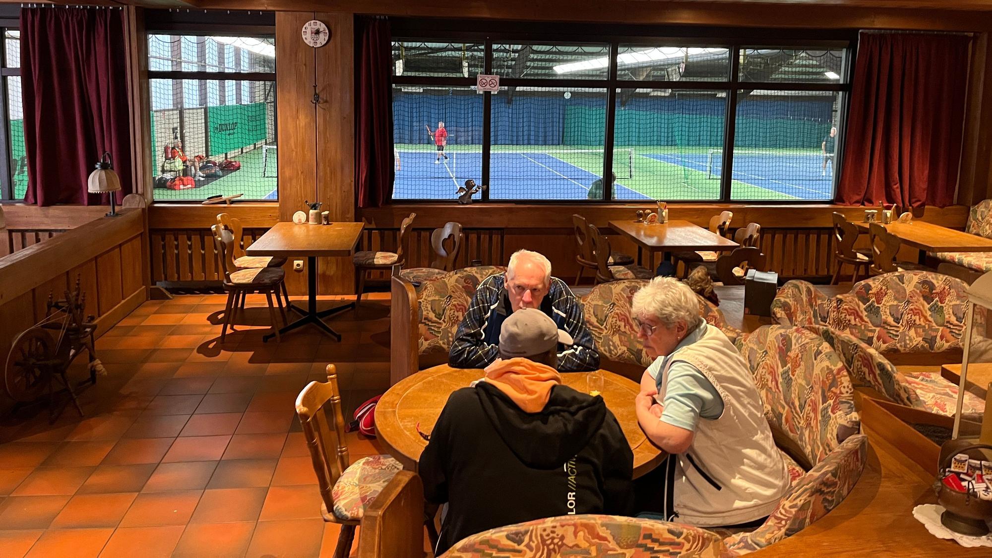 Zum rustikalen Ambiente gehört der Blick auf die Tennisplätze.