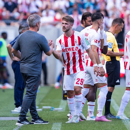 Köln, RheinEnergieStadion, 09.08.2025: Head coach Lukas Kwasniok of Koeln shake hands with Jan Thielmann of Koeln during the friendly match 1.FC Koeln vs. Atalanta Bergamo. *** Köln, RheinEnergieStadion, 09 08 2025 Head coach Lukas Kwasniok of Koeln shake hands with Jan Thielmann of Koeln during the friendly match 1 FC Koeln vs Atalanta Bergamo