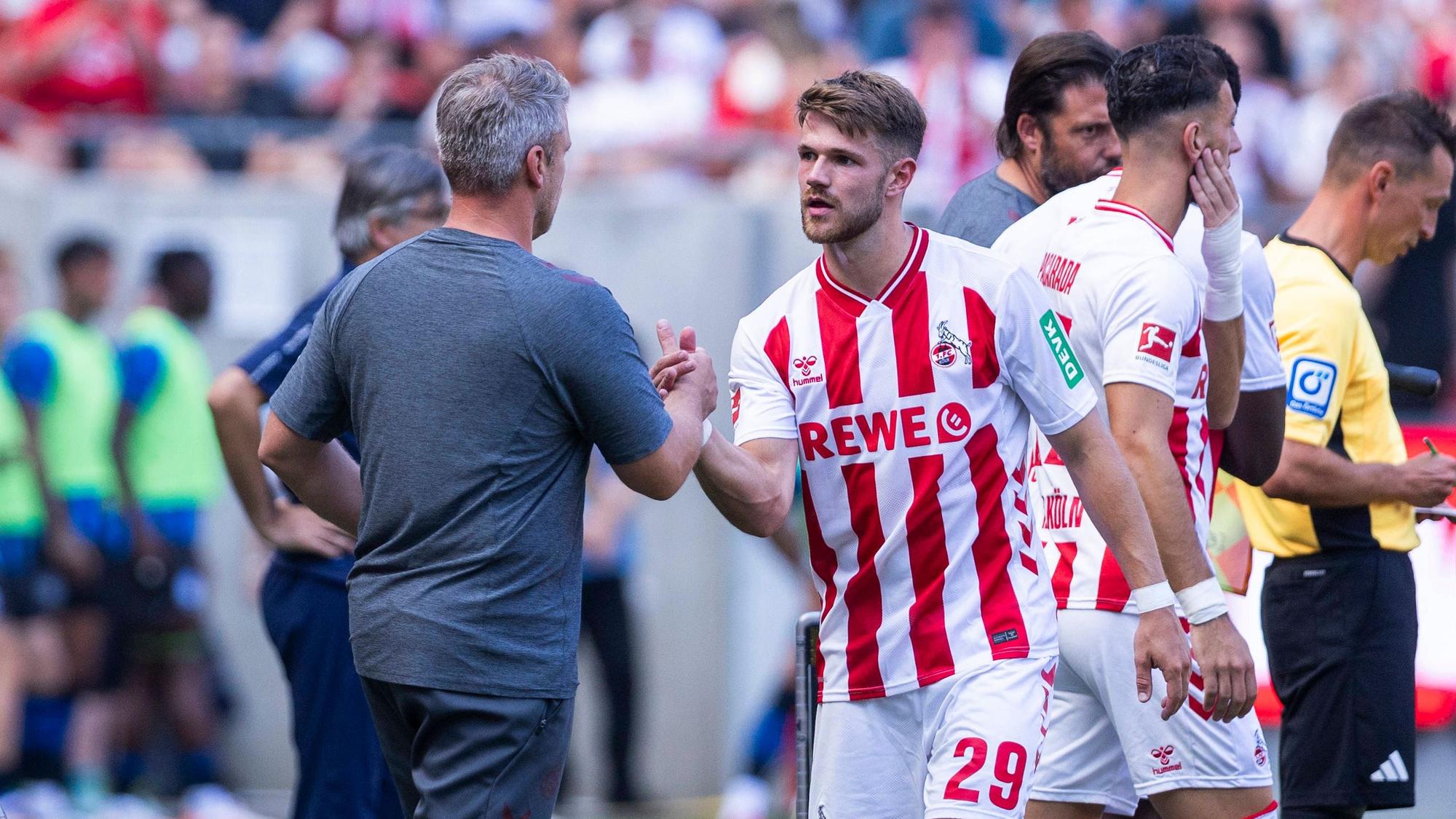 Köln, RheinEnergieStadion, 09.08.2025: Head coach Lukas Kwasniok of Koeln shake hands with Jan Thielmann of Koeln during the friendly match 1.FC Koeln vs. Atalanta Bergamo. *** Köln, RheinEnergieStadion, 09 08 2025 Head coach Lukas Kwasniok of Koeln shake hands with Jan Thielmann of Koeln during the friendly match 1 FC Koeln vs Atalanta Bergamo