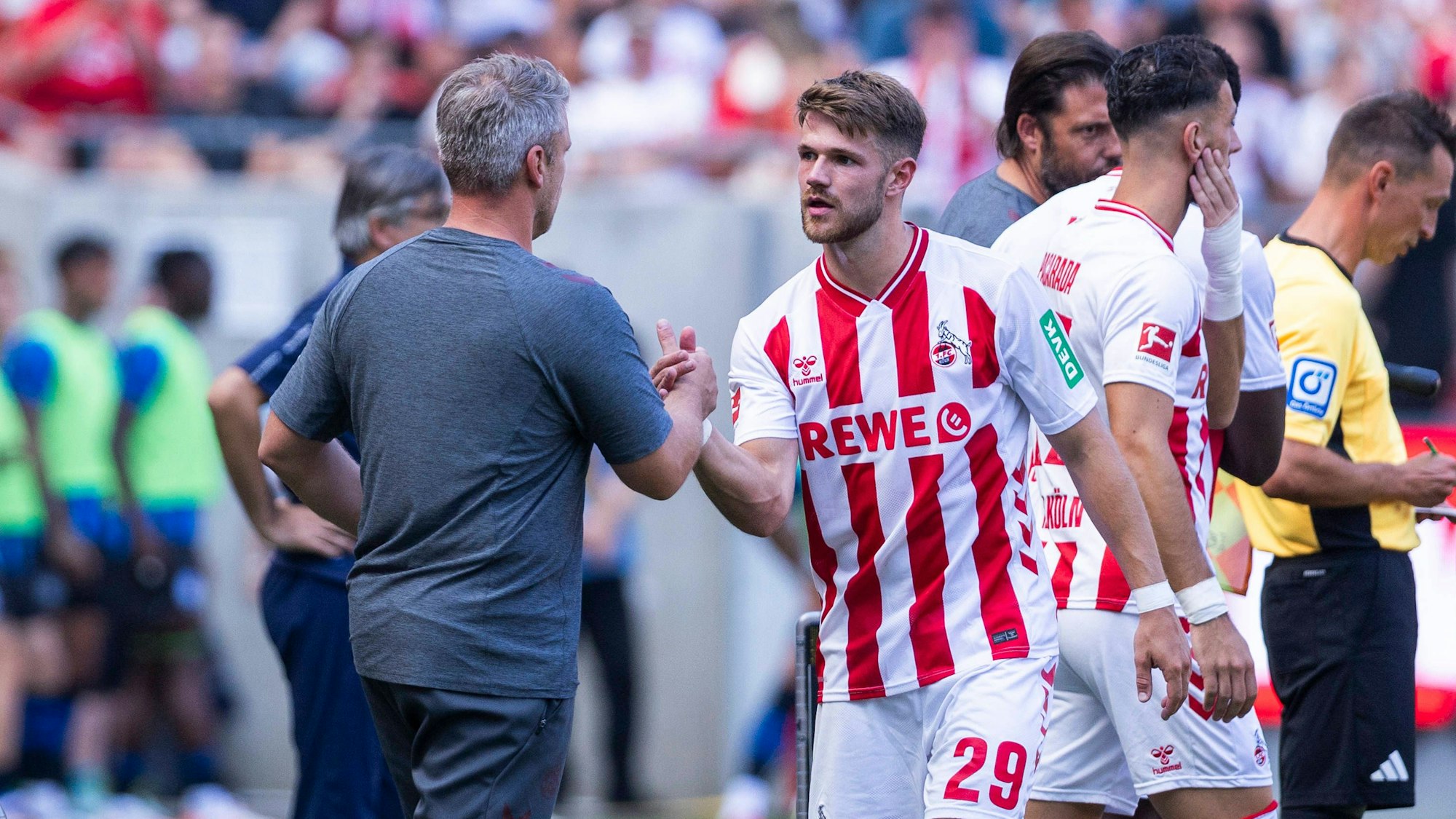 Köln, RheinEnergieStadion, 09.08.2025: Head coach Lukas Kwasniok of Koeln shake hands with Jan Thielmann of Koeln during the friendly match 1.FC Koeln vs. Atalanta Bergamo. *** Köln, RheinEnergieStadion, 09 08 2025 Head coach Lukas Kwasniok of Koeln shake hands with Jan Thielmann of Koeln during the friendly match 1 FC Koeln vs Atalanta Bergamo