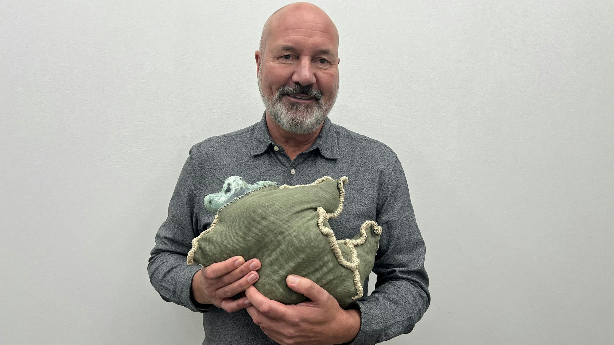 Dietmar Frings hat mit 55 Jahren sein Studium der Bildhauerei begonnen. Ihn interessieren Materialverbindungen wie etwa Stoff und Stein, die er zu wesenhaften Objekten verarbeitet.