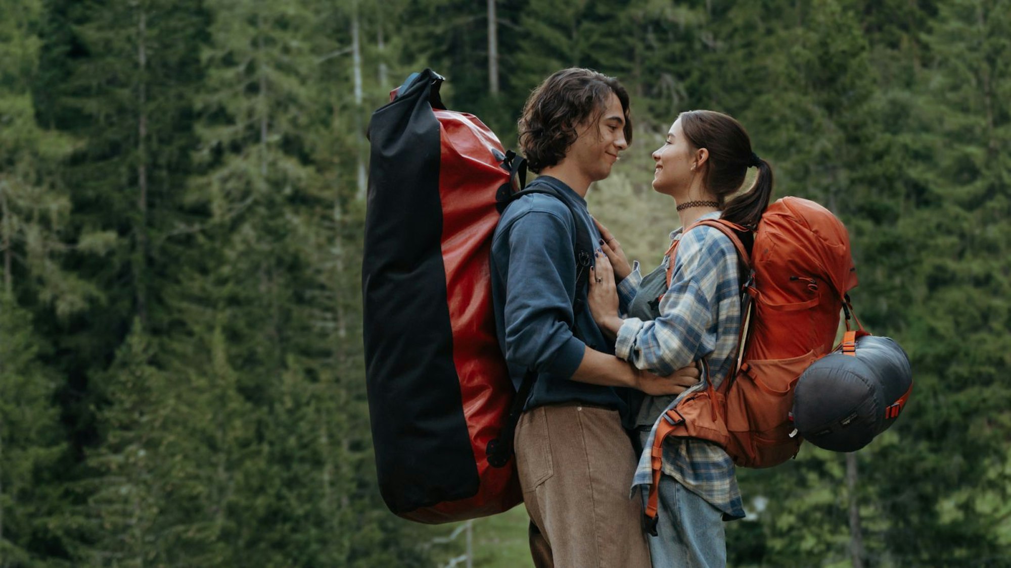 Markus' Zieh-Tochter Mia Steiner (Lisa Junick) und Michis Sohn Leon Dörfler (Marinus Hohmann) kommen sich beim „Bergretter“ näher. (Bild: ZDF / Sabine Finger)