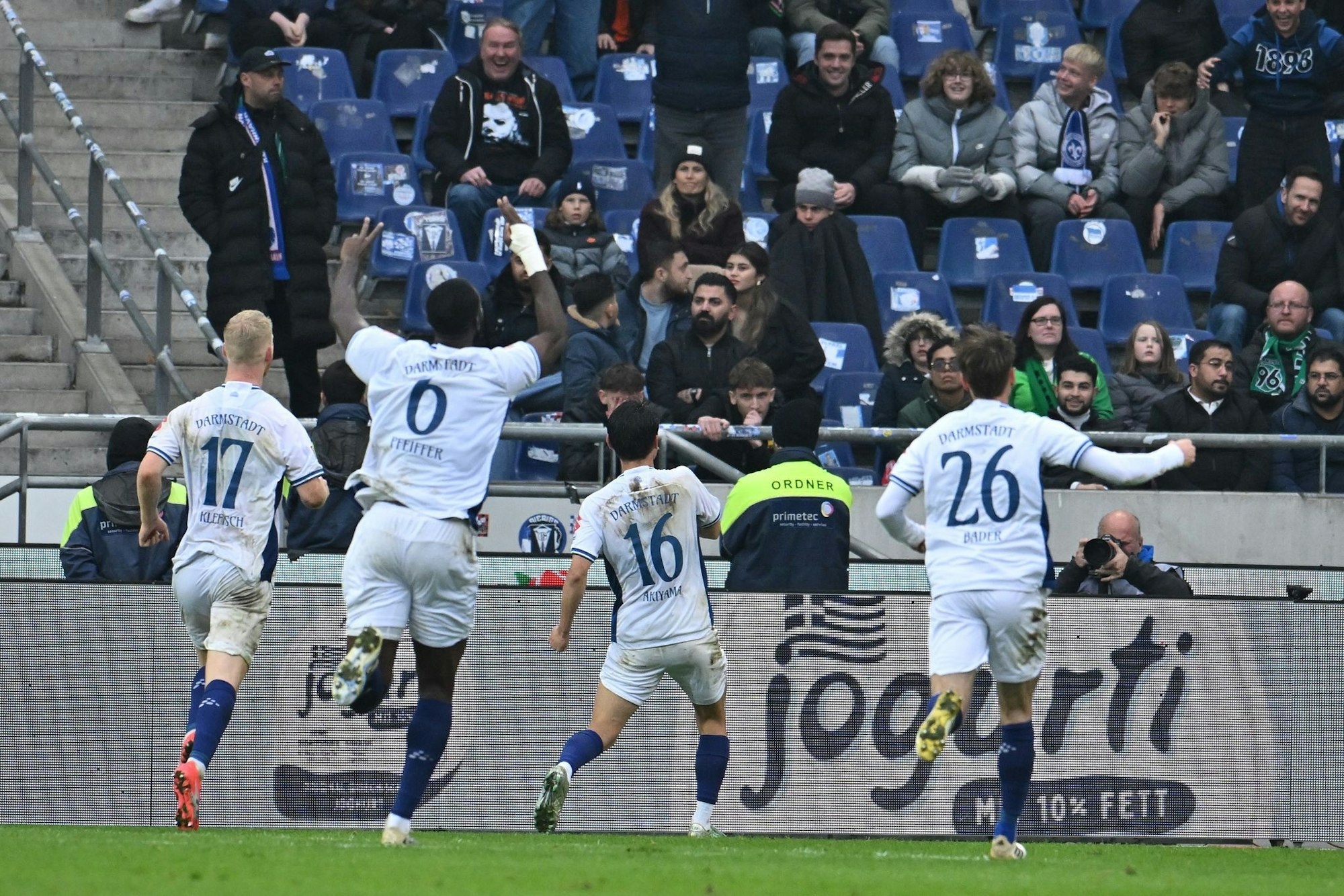 Großer Jubel bei Darmstadt 98 nach dem Siegtreffer von Hiroki Akiyama (M) in Hannover.