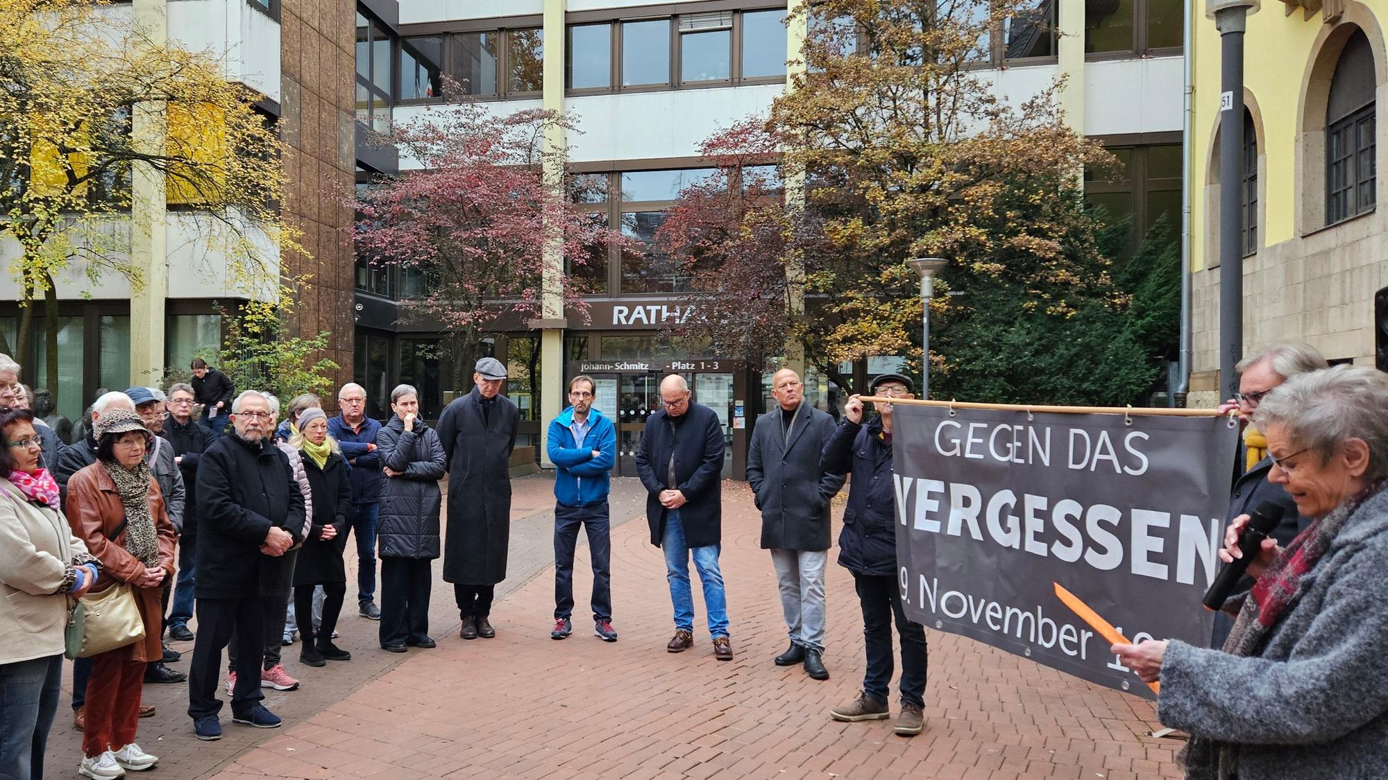 Margret Brück, Vorstandsmitglied des Frechener Geschichtsvereins, verlas die Namen von 59 Frechenern, die während des Nationalsozialismus verschleppt und in Konzentrationslagern umgebracht worden waren.