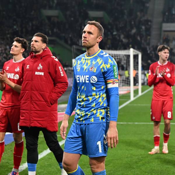 Die enttäuschten FC-Profis bedankten sich nach dem 1:3 in Mönchengladbach bei ihren mitgereisten Fans.