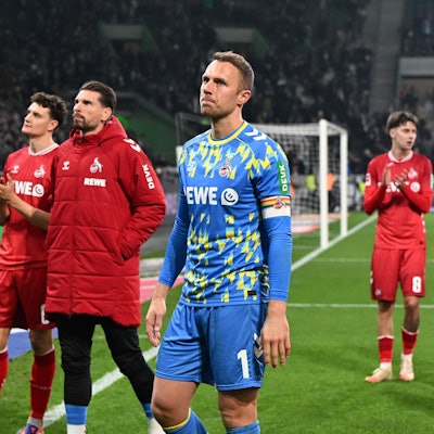 Die enttäuschten FC-Profis bedankten sich nach dem 1:3 in Mönchengladbach bei ihren mitgereisten Fans.
