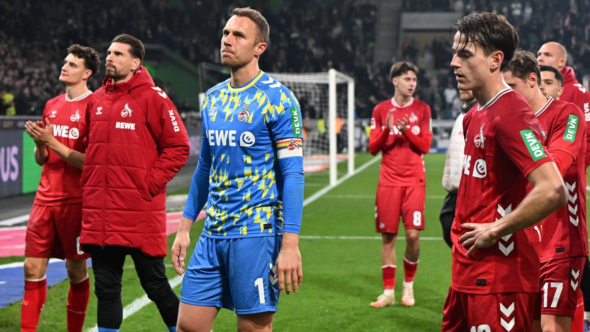 Die enttäuschten FC-Profis bedankten sich nach dem 1:3 in Mönchengladbach bei ihren mitgereisten Fans.