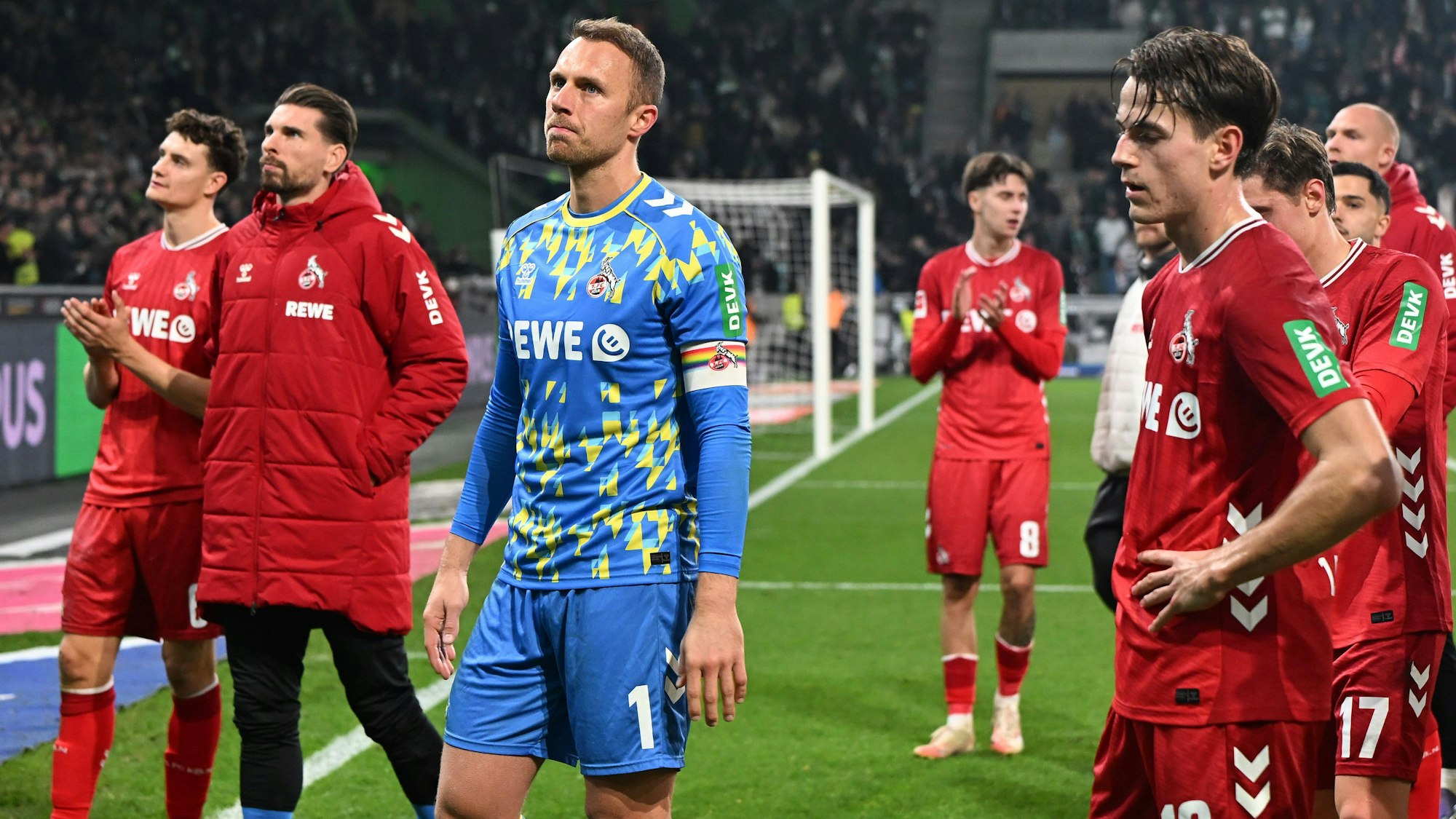 Die enttäuschten FC-Profis bedankten sich nach dem 1:3 in Mönchengladbach bei ihren mitgereisten Fans.