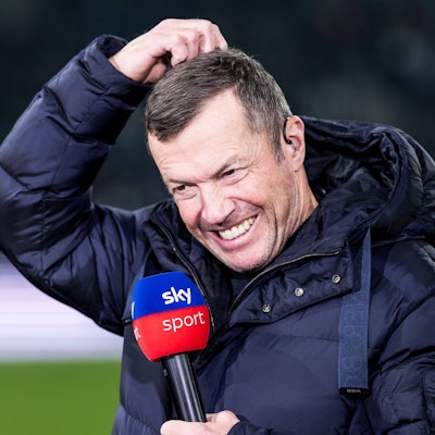 Lothar Matthäus fast sich an den Kopf.
