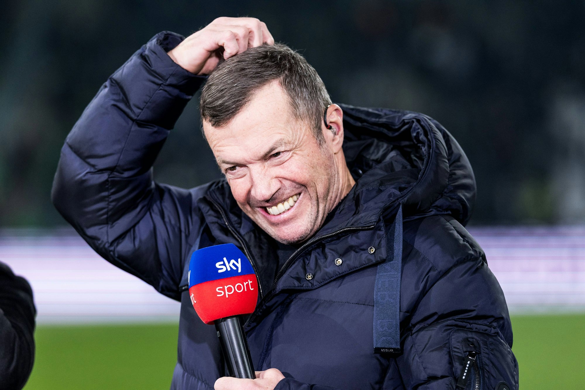 Lothar Matthäus fast sich an den Kopf.