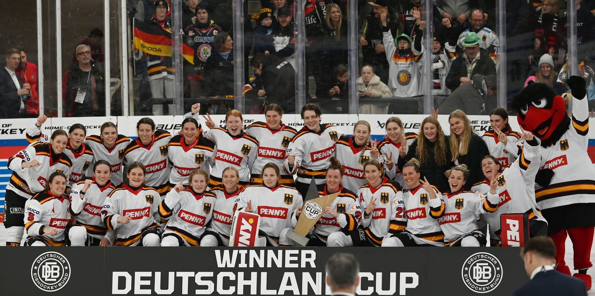 Das Frauen-Nationalteam feiert erneut den Sieg beim Deutschland Cup