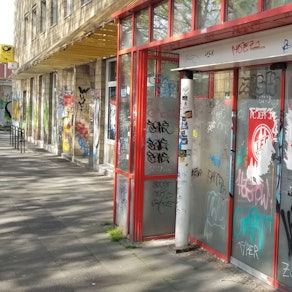 Der Eingang zur ehemaligen Post-Filiale in Köln-Ehrenfeld. Hier gab es am Freitagabend (7. November) einen Feuerwehreinsatz.