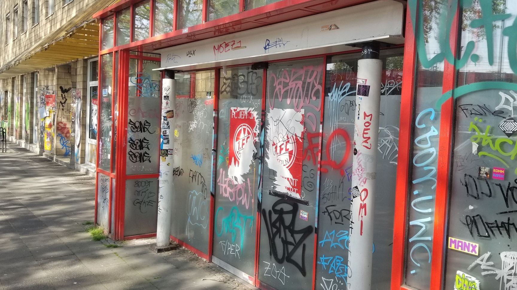 Der Eingang zur ehemaligen Post-Filiale in Köln-Ehrenfeld. Hier gab es am Freitagabend (7. November) einen Feuerwehreinsatz.