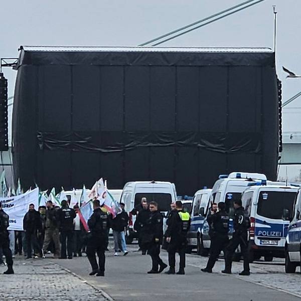 Das Foto zeigt die Polizei und Teilnehmer der Demo für die Freilassung des inhaftierten kurdischen Politikers Abdullah Öcalan. Bild: Leserfoto Dirk McClain