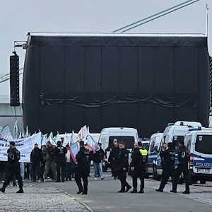 Das Foto zeigt die Polizei und Teilnehmer der Demo für die Freilassung des inhaftierten kurdischen Politikers Abdullah Öcalan. Bild: Leserfoto Dirk McClain